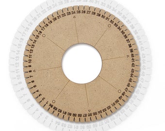 Puede incluir: Un disco circular de trenzado de madera con un agujero central y líneas radiales. El disco está marcado con números del 1 al 54 alrededor del perímetro, con pequeños triángulos y círculos. El disco es de color marrón claro.