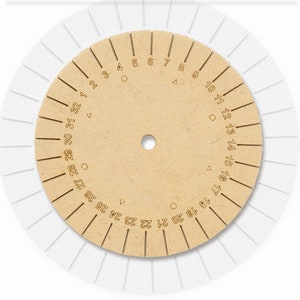 以下が含まれることがあります： 1から32までの数字とエッチングされたマークが付いた円形の木製ツール。ツールには中央に穴があり、白いセグメント化された外側のリングで囲まれています。数字は円の周りに均等に配置されています。