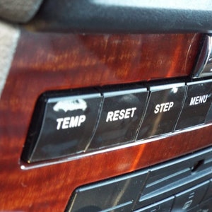 Jeep Grand Cherokee Commander Informationscenterknapp Bokstav 2005 2006 2007