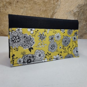 Porte chéquier fleurs noir gris jaune