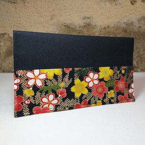 Porte chéquier fleurs japonaises jaune et corail contours doré fond noir