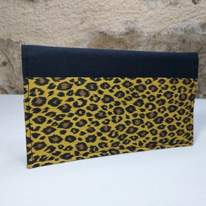Porta chequera de leopardo y color negro