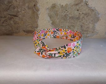 Hairband, wire headband with flowers, pale pink background