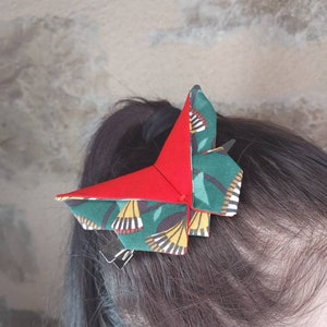Butterfly barette origami flowers green and red background
