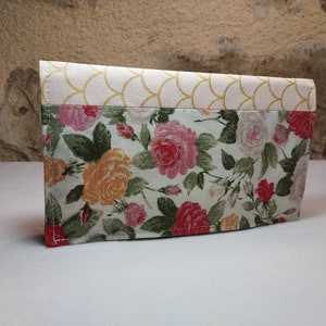 Porte chéquier fleurs rose fond écru et motifs japonais rose et doré