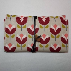 Bourgondische en roze tulp tabakszak met beige achtergrond, framboos met witte stippen