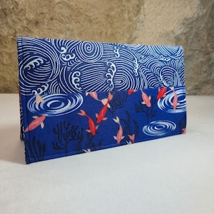porte chéquier poissons et motifs japonais bleu marine et rouge