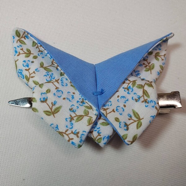 Barette papillon origami fleurs bleues fond blanc