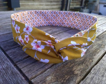 Bandeau cheveux twist headband fil de fer semi rigide fleurs de cerisiers fond jaune moutarde et motifs japonais