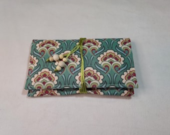 porta tabacco con motivi retrò verdi, beige e bordeaux