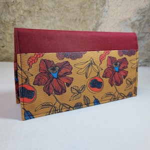 Porte chéquier fleurs et fruits bordeaux jaune moutarde orange et bleu