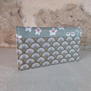 porte chéquier fleurs de cerisier et motifs japonais beige gris