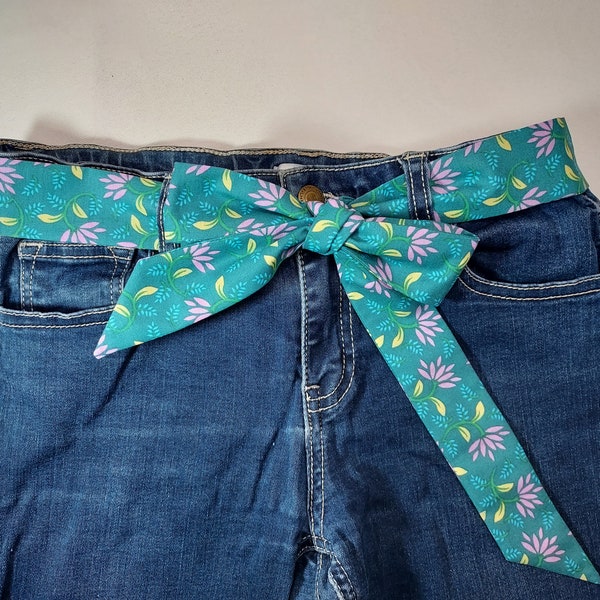 Ceinture en tissu à nouer fleurs mauves fond turquoise