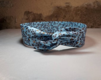 Bandeau cheveux twist headband fil de fer semi rigide fleurs blanches fond bleu