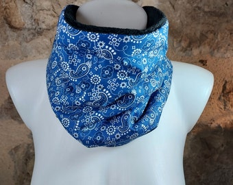 Blue bandana print neck snood