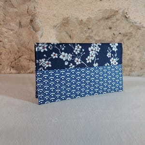porte chéquier fleurs de cerisier et motifs japonais bleu marine blanc