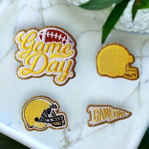 Gelber Spieltag Patch - Selbstklebend oder zum Aufbügeln - Chenille Fußball Patch - Flagge, Helm, Fußball DIY Fußball aufnäher für die Stadiontasche