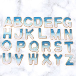 Parche de letras Ombré azul - Autoadhesivo y planchado en el alfabeto Diy Gold Trim - Letra universitaria perfecta para bolsa de nailon cosmética DIY