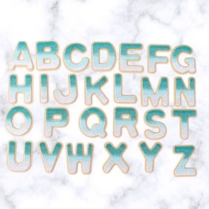Remendo de letras ombré azul-petróleo - autoadesivo e ferro no alfabeto faça você mesmo acabamento dourado - letra do time do colégio perfeito para bolsa de nylon cosméticos DIY