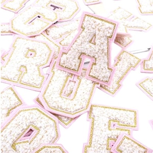 Parches de letras de color rosa ruborizado: parches de letras termoadhesivos: parches de alfabeto de chenilla hechos a mano, ribetes de purpurina dorada, letras universitarias, bolsa de nailon para cosméticos, bricolaje