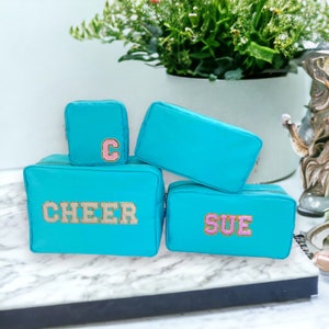 Bolsa de maquillaje de nailon personalizada: personalizable con parches iniciales con letras universitarias y purpurina Bolsa de maquillaje: Bolsa de maquillaje personalizada