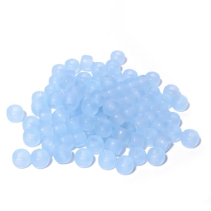 Op de afbeelding: Een stapel lichtblauwe, ondoorzichtige ronde kralen. De kralen zijn gemaakt van plastic en hebben een diameter van ongeveer 6 mm.