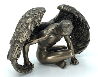 Figura masculina desnuda de ángel alado