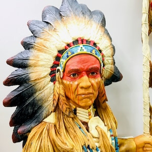 Estatua de gran jefe indio: guerrero nativo americano con lanza y pipa de la paz, decoración hecha a mano