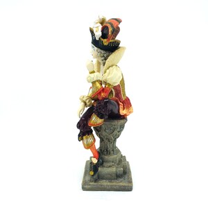 Beeldje van een vrouwelijke hofnar - Harlekijnclownfiguur, decoratie voor een renaissancetheater, cadeau voor een acteursliefhebber afbeelding 7