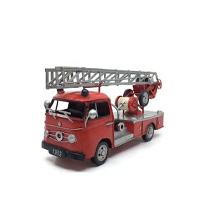 1952 Die-Cast Fire Engine Model - 1:12 Scale Vintage Fire Truck - Handmade Metal Model Car Toy