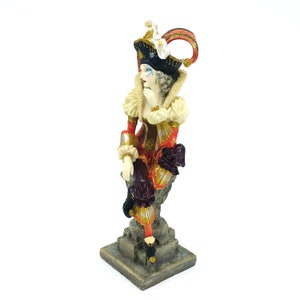 Beeldje van een vrouwelijke hofnar - Harlekijnclownfiguur, decoratie voor een renaissancetheater, cadeau voor een acteursliefhebber afbeelding 3