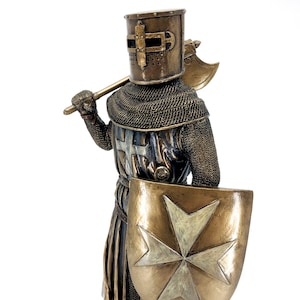 Estatua de caballero cristiano medieval / Figura de armadura y escudo con acabado en bronce / Decoración coleccionable