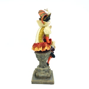 Beeldje van een vrouwelijke hofnar - Harlekijnclownfiguur, decoratie voor een renaissancetheater, cadeau voor een acteursliefhebber afbeelding 5