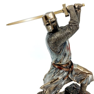 Estatua de caballero templario con espada / Figura de cruzado medieval / Decoración de historia cristiana