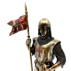 Estatua de caballero cruzado hecha a mano: figura de resina medieval para coleccionistas y decoración