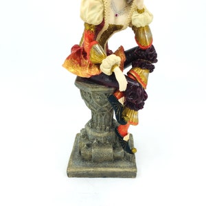 Beeldje van een vrouwelijke hofnar - Harlekijnclownfiguur, decoratie voor een renaissancetheater, cadeau voor een acteursliefhebber afbeelding 8