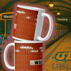 Puede incluir: Dos tazas de cerámica blanca con un patrón de azulejos rojos. Las tazas están apiladas una encima de la otra. La taza superior tiene la palabra "Wedding" en el lateral. La taza inferior tiene la palabra "Wedding" en el lateral. Las tazas están delante de una estación de metro con grafitis en las paredes.