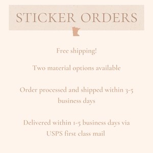 Pu&ograve; includere: Una grafica con il testo "STICKER ORDERS" in un carattere marrone su uno sfondo beige. La grafica include anche un piccolo contorno dello stato del Minnesota. Il testo "Free shipping!" &egrave; sotto il titolo. Il testo "Two material options available" &egrave; sotto quello. Il testo "Order processed and shipped within 3-5 business days" &egrave; sotto quello. Il testo "Delivered within 1-5 business days via USPS first class mail" &egrave; sotto quello.