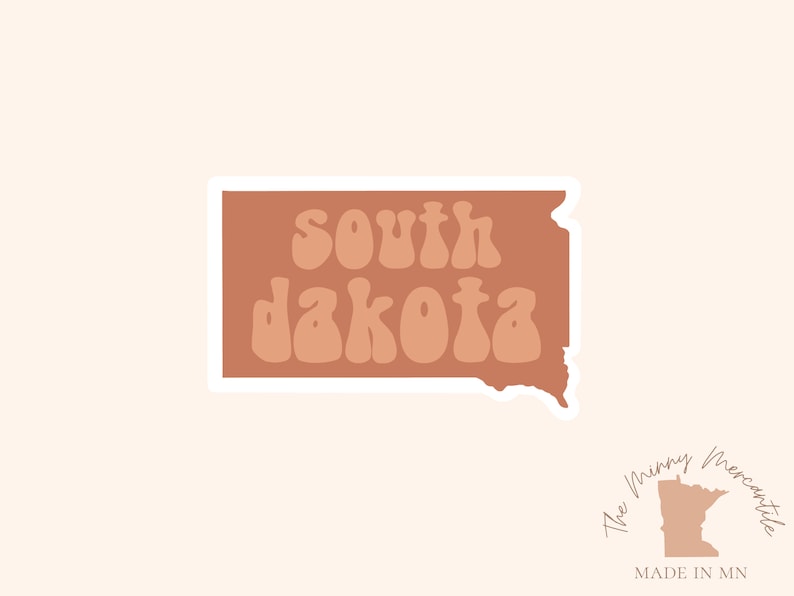 Pu&ograve; includere: Un adesivo con il contorno del Dakota del Sud in marrone con il testo "south dakota" in un font retr&ograve;. L'adesivo &egrave; su uno sfondo bianco.