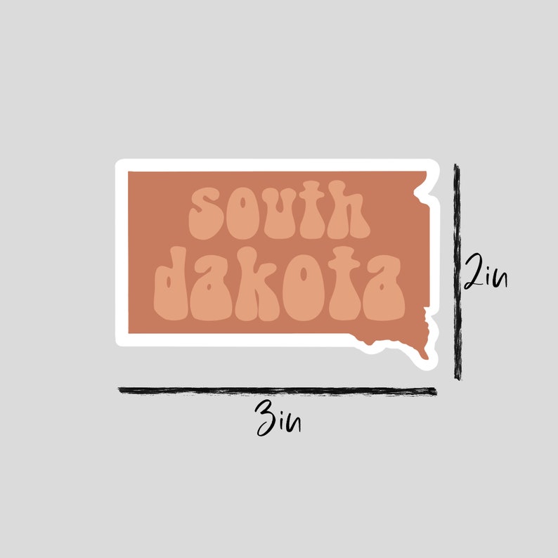 Pu&ograve; includere: Un adesivo dello stato del Dakota del Sud con le parole "South Dakota" in un font retr&ograve;. L'adesivo &egrave; largo 7,6 cm e alto 5,1 cm.