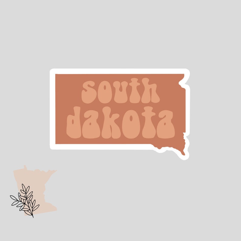 Pu&ograve; includere: Un adesivo dello stato del Dakota del Sud con il testo "South Dakota" in un font retr&ograve;. L'adesivo &egrave; marrone con un contorno bianco.