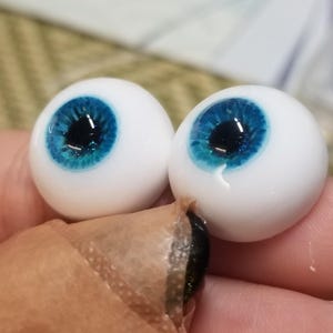 Resin BJD Doll Eyes: Glitter Realistic Toy Eyes (8mm-24mm)