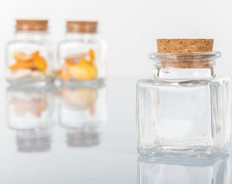 Square jars in transparent glass with cork stopper for confetti holders for wedding place cards