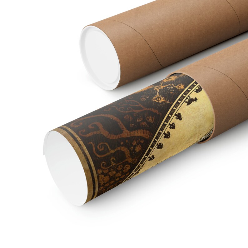 Pode incluir: Um tubo de cart&atilde;o castanho com uma tampa branca. O tubo est&aacute; parcialmente desenrolado para revelar um mapa de estilo vintage com um design castanho escuro e dourado. O mapa apresenta uma &aacute;rvore estilizada com detalhes intrincados.