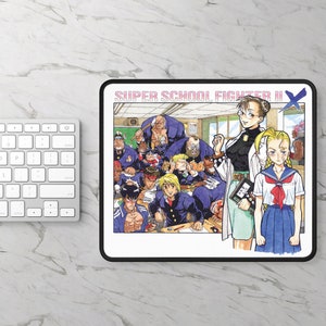 Pode incluir: Uma ilustração em preto e branco de um grupo de personagens do videogame "Super School Fighter II X". Os personagens estão em uma sala de aula e usam uniformes escolares. O texto "SUPER SCHOOL FIGHTER II X" está no topo da imagem.