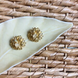 Vintage Lisner Gold Ton Blumen Clip an Ohrringen
