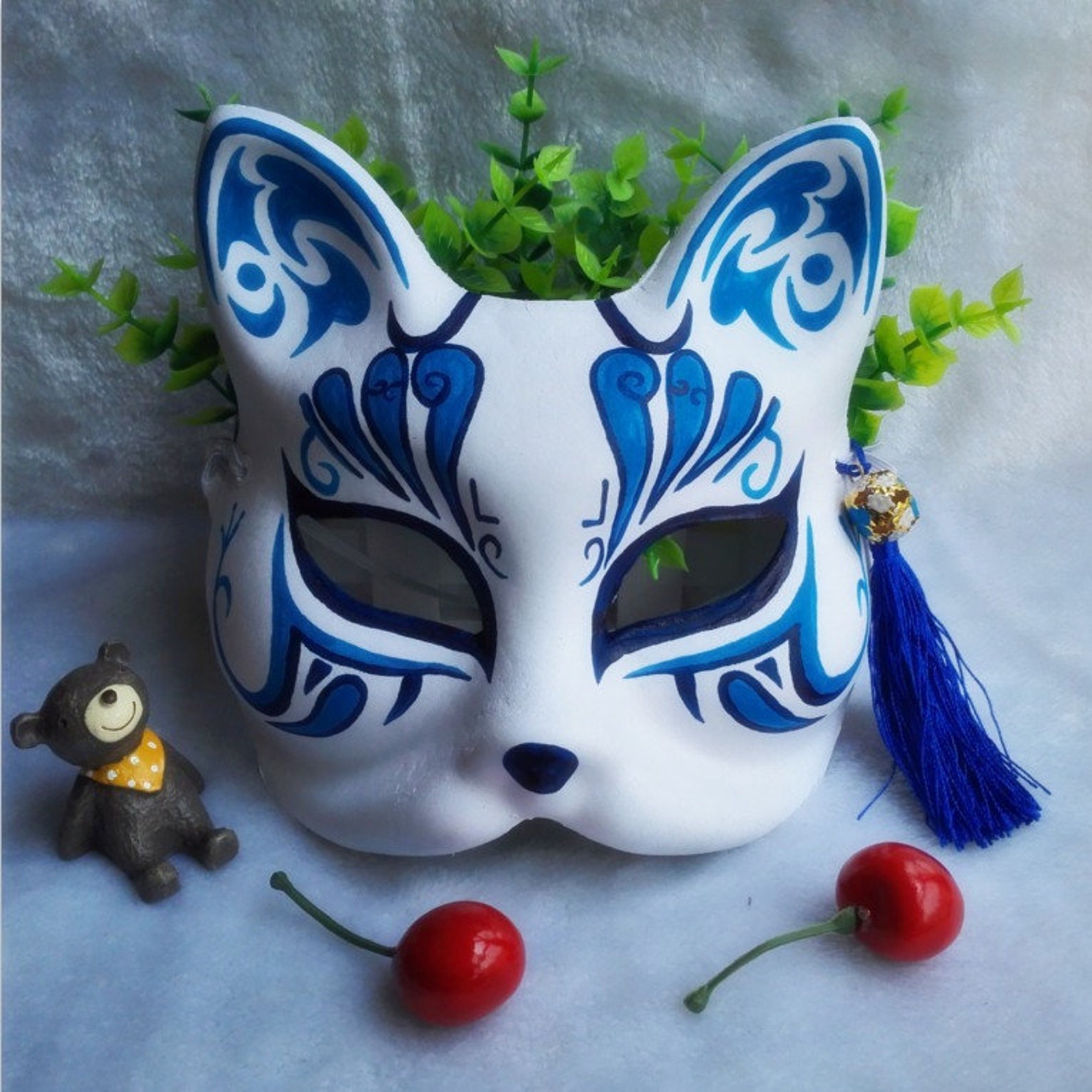 Японская маска кошки. Японская маска лисы Кицунэ. Маска Кицунэ кошка. Маска Кицунэ синяя. Маска Кицунэ половина.
