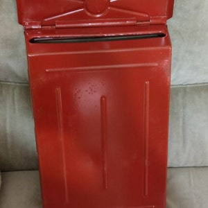 Buzón rectangular rojo. Buzón de pared. Buzón con cerradura para cartas y periódicos. Buzón abierto. Fabricado en la URSS.