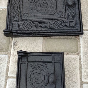 Set di 2 porte in ghisa di una vecchia stufa. Porte in metallo. Realizzate in URSS negli anni '20. Fusione artistica. Arredamento per la casa e per bar.