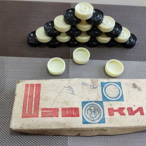 Spiel von 24 Kunststofffiguren in einer Box.Carbolit Chips für Dame oder Backgammon. Brettspiele der UdSSR. Hergestellt in den 80ern. Dabei.